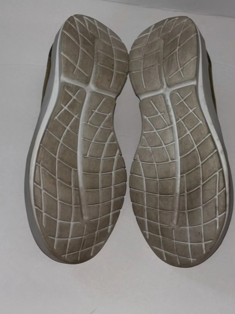 OOFOS OOmg eeZee Low Womens Size 8 Khaki Tan Walking Slip On Recovery Shoes